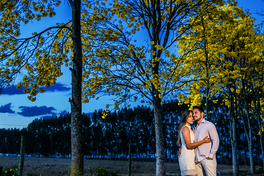 Casal abraçado e ao fundo um céu azul 