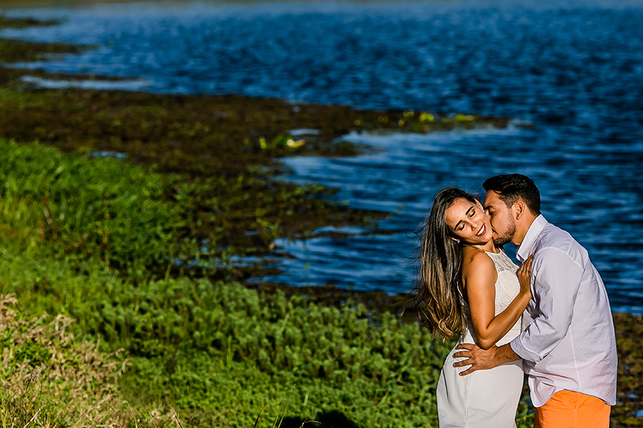 Noivo dando um beijo no pescoço da noiva