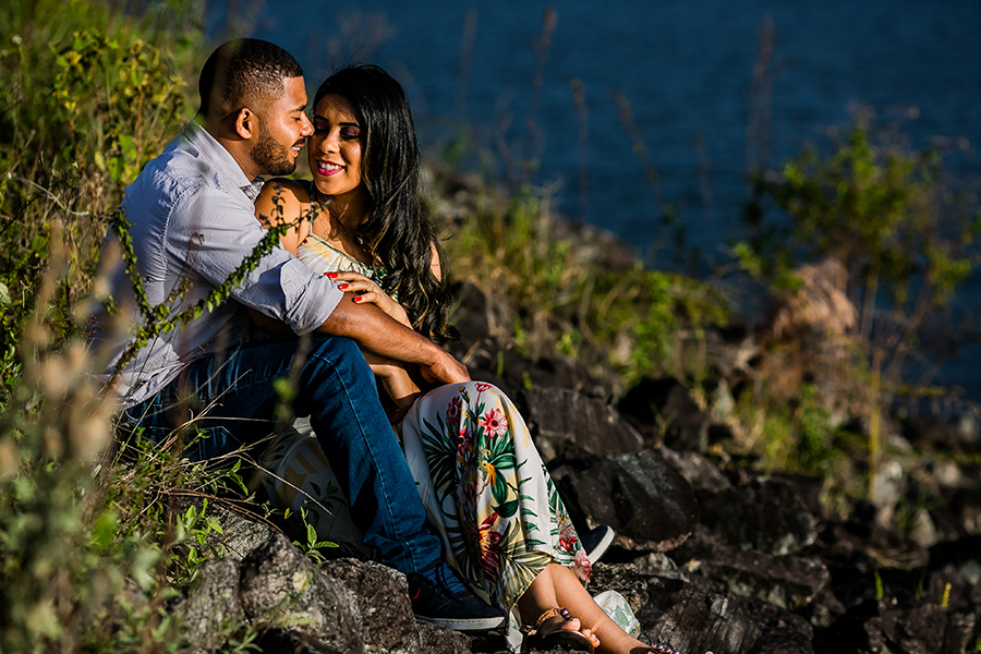 casal agarradinho nas pedras 