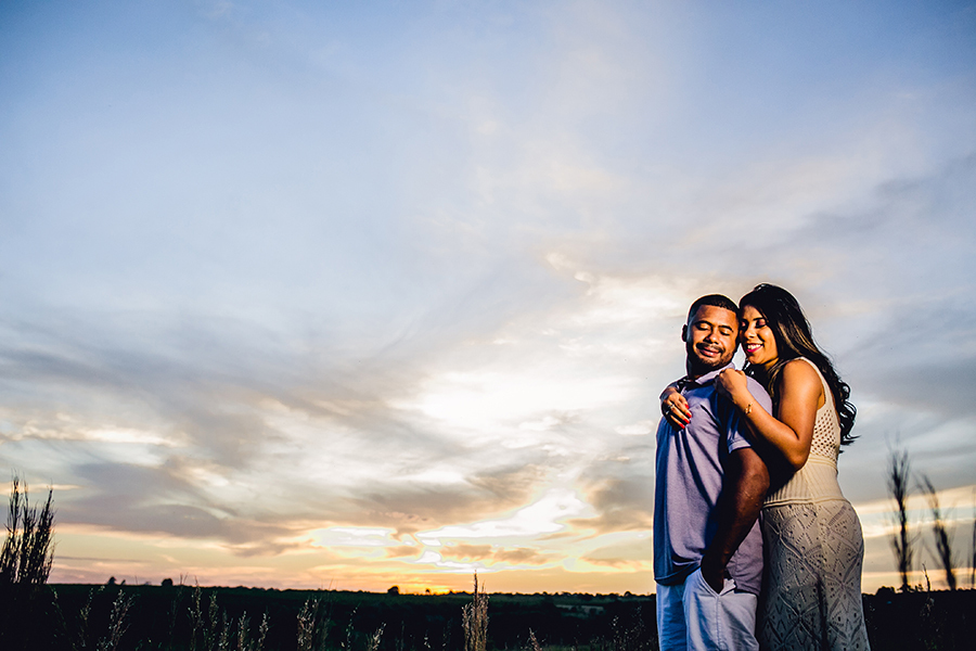 noiva abraçando o noivo por tras 