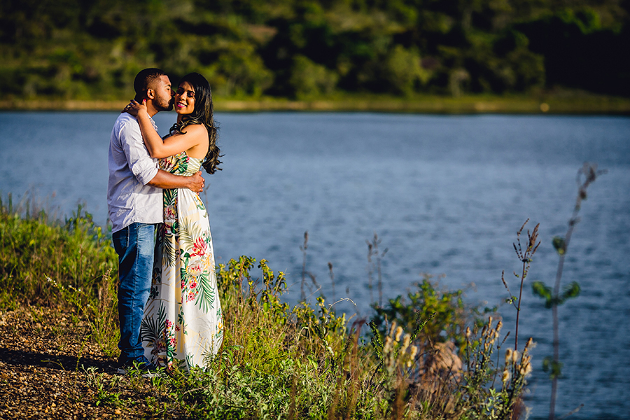 um beijinho no rosto da noiva