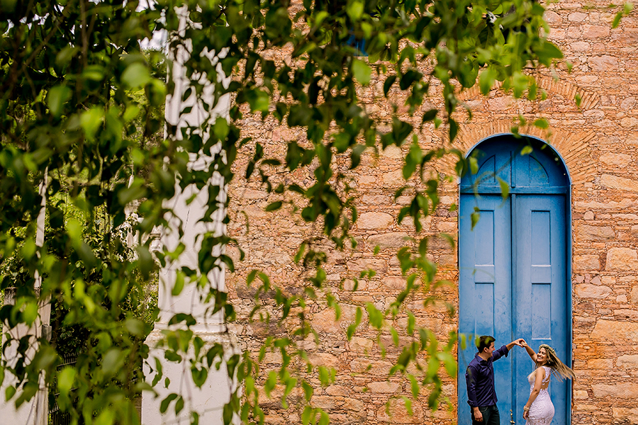 casal dançando na porta da igrejinha 