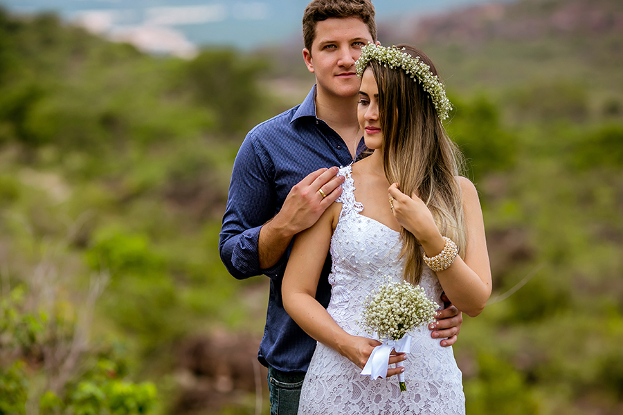 Noivo olhando pra câmera