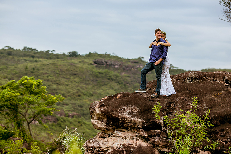 noiva abraçando o noivo