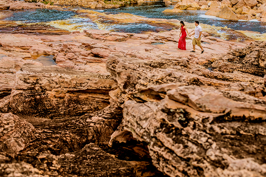 casal caminhando nas pedras