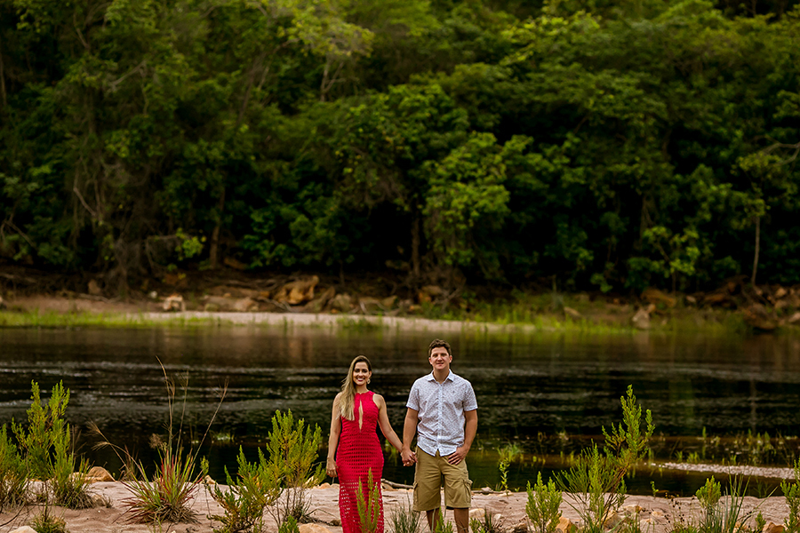 casal olhando pra foto