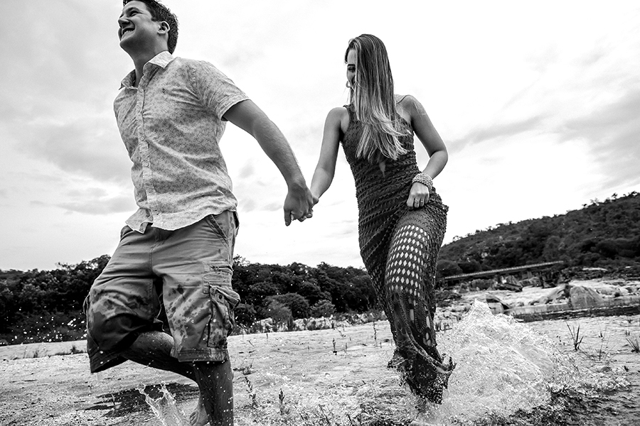 casal correndo dentro do rio 