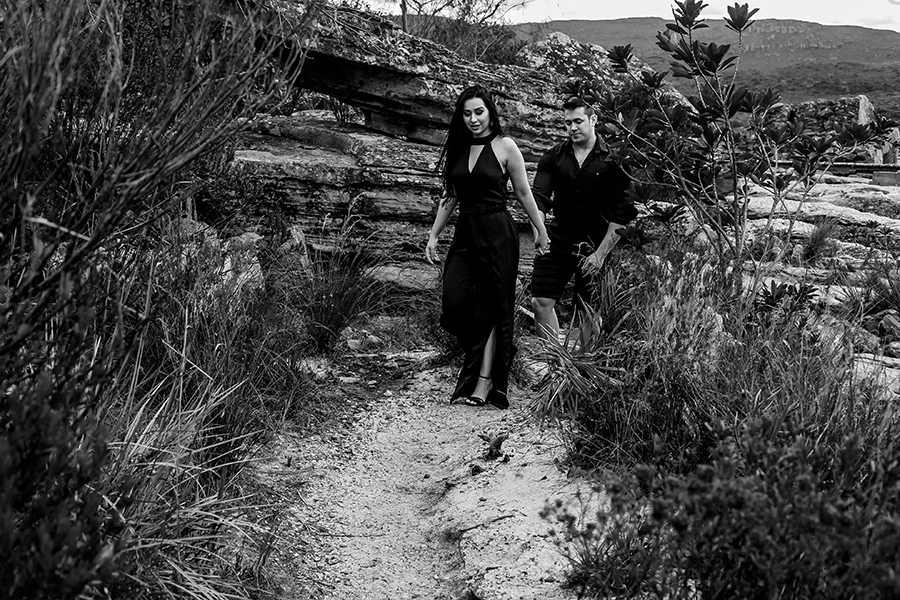 Casal caminhando entre as pedras 