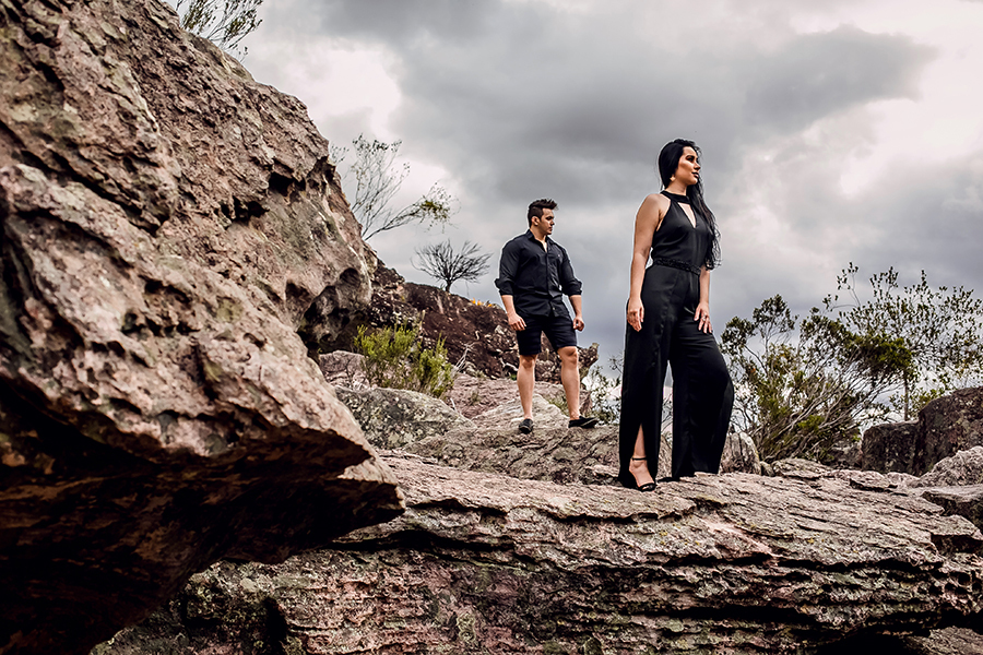 Casal pousando separados 