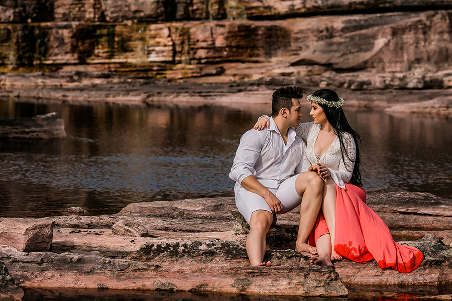 Casal sentados na cachoeira