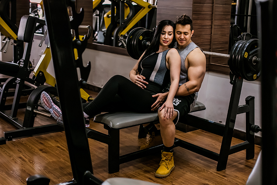 Casal abraçados na academia 