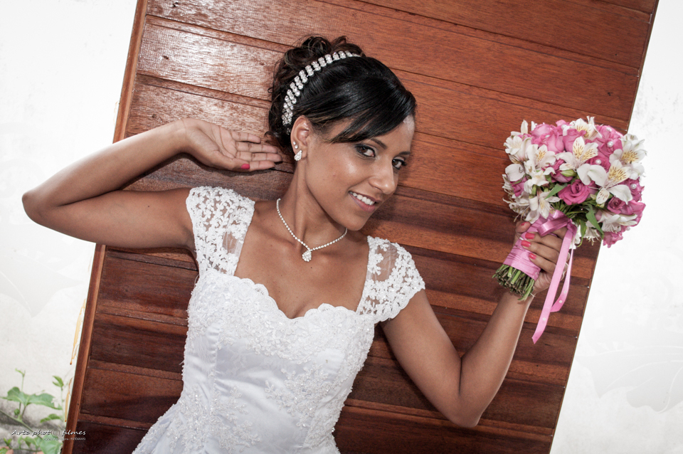 Fotos de vestido de noiva e buque de rosas