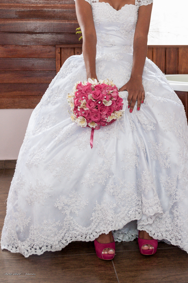 Fotos de vestido de noiva e buque de rosas