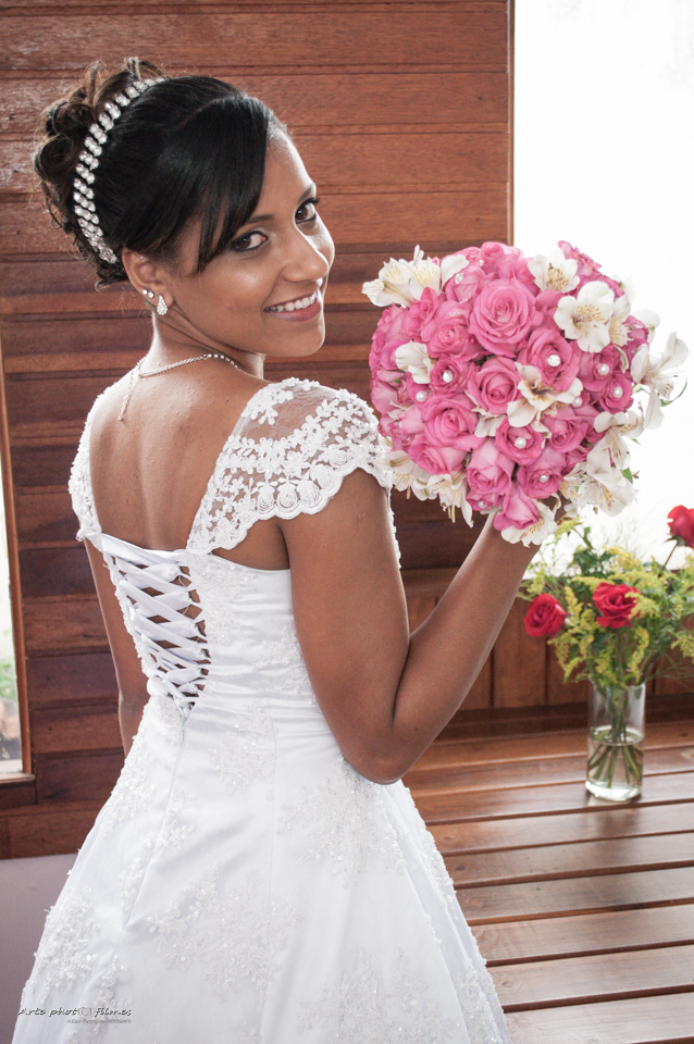 Fotos de vestido de noiva e buque de rosas