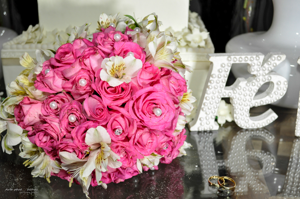 buque de rosas brancas e pink