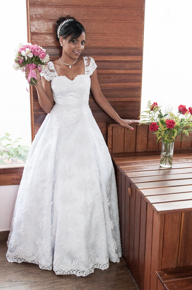 Fotos de vestido de noiva e buque de rosas