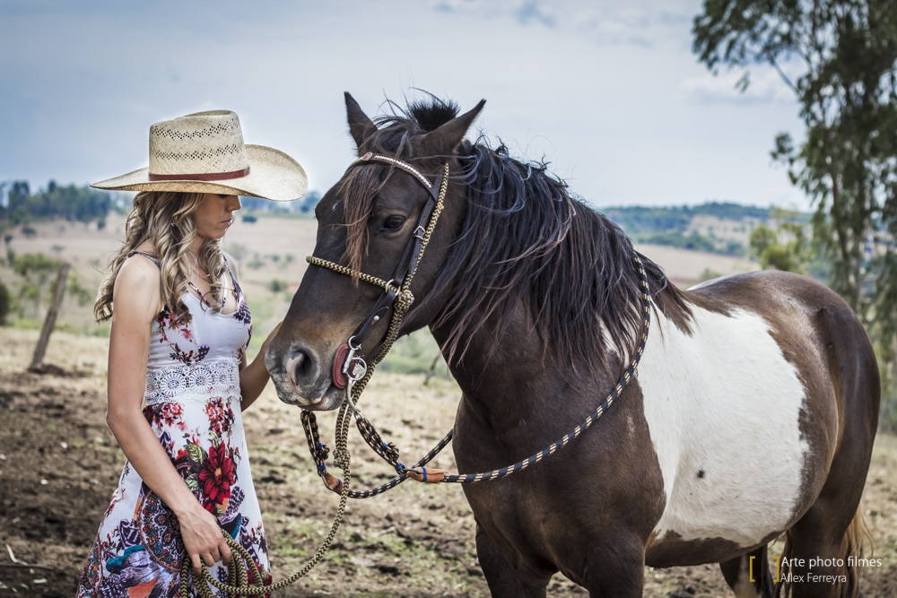 fotógrafo ensaio 15 anos country vestido bota cavalo fazenda de café  presidente Olegário  