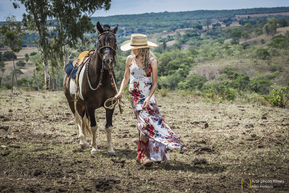fotógrafo ensaio 15 anos country vestido bota cavalo fazenda de café  presidente Olegário  