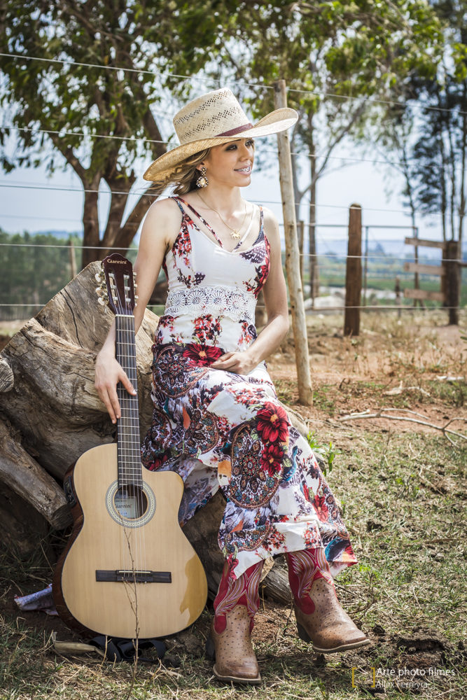 fotógrafo ensaio 15 anos country vestido bota violão fazenda de café  presidente Olegário  