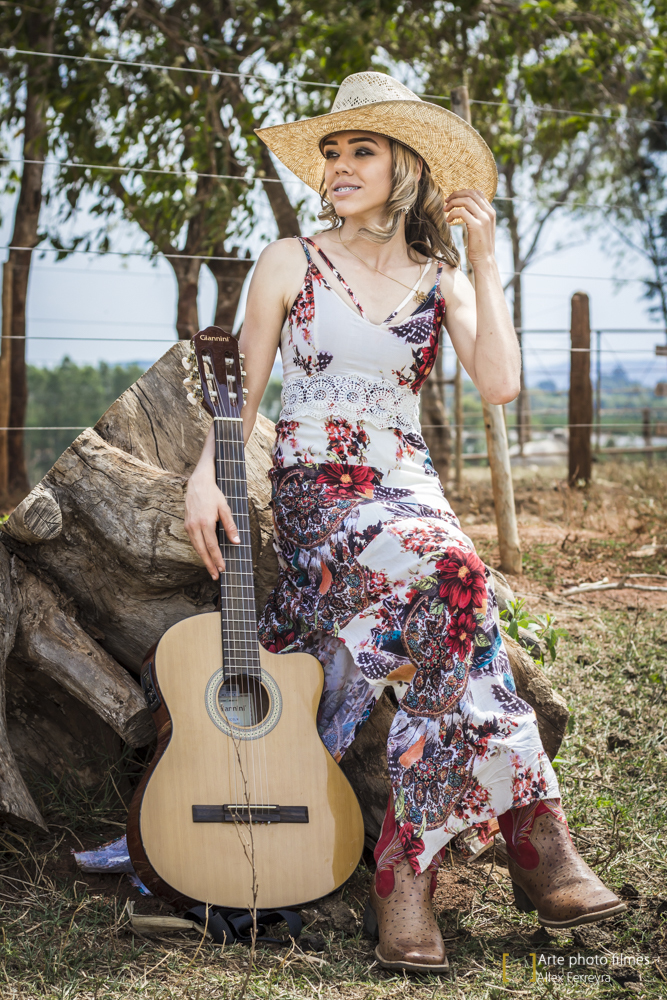 fotógrafo ensaio 15 anos country vestido bota violão fazenda de café  presidente Olegário  