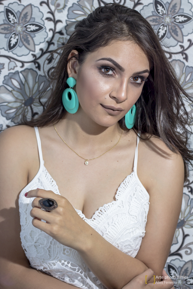 fotógrafo ensaio de moda blusa branca e maquiagem nud