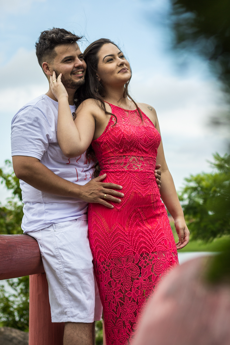 Ensaio-fotográfico-pré-casamento-Mariana-Diego-vestido-longo-vermelho-camisa-bermuda-branca-parque-centenário-Mogi das cruzes-SP