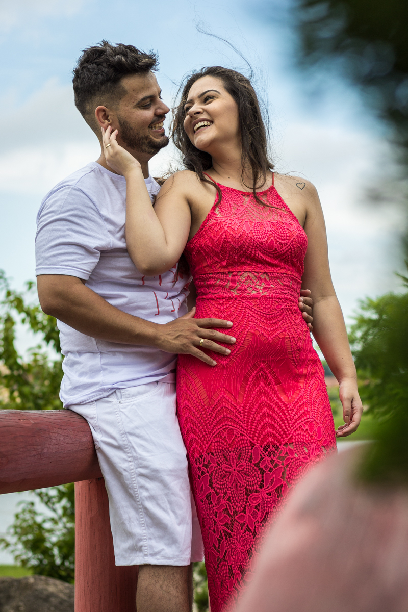 Ensaio-fotográfico-pré-casamento-Mariana-Diego-vestido-longo-vermelho-camisa-bermuda-branca-parque-centenário-Mogi das cruzes-SP