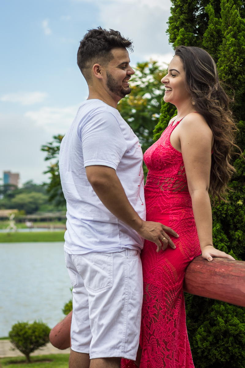 Ensaio-fotográfico-pré-casamento-Mariana-Diego-vestido-longo-vermelho-camisa-bermuda-branca-parque-centenário-Mogi das cruzes-SP