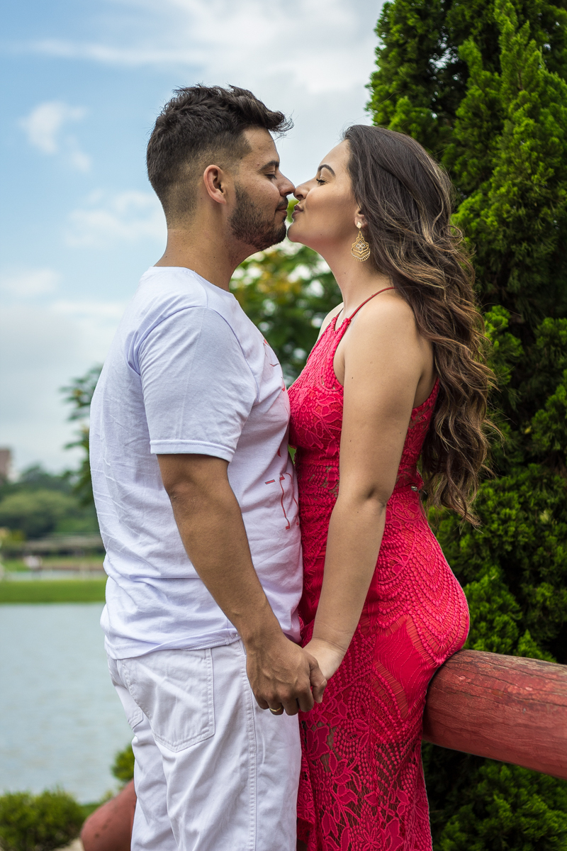 Ensaio-fotográfico-pré-casamento-Mariana-Diego-vestido-longo-vermelho-camisa-bermuda-branca-parque-centenário-Mogi das cruzes-SP