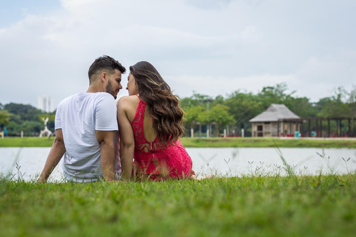 Ensaio-fotográfico-pré-casamento-Mariana-Diego-vestido-longo-vermelho-camisa-bermuda-branca-parque-centenário-Mogi das cruzes-SP