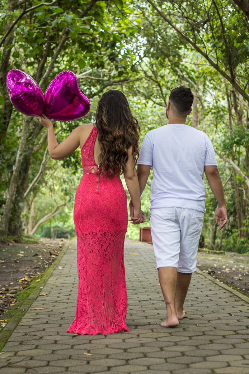 Ensaio-fotográfico-pré-casamento-Mariana-Diego-vestido-longo-vermelho-camisa-bermuda-branca-balão-metalizado-coração-parque-centenário-Mogi das cruzes-SP