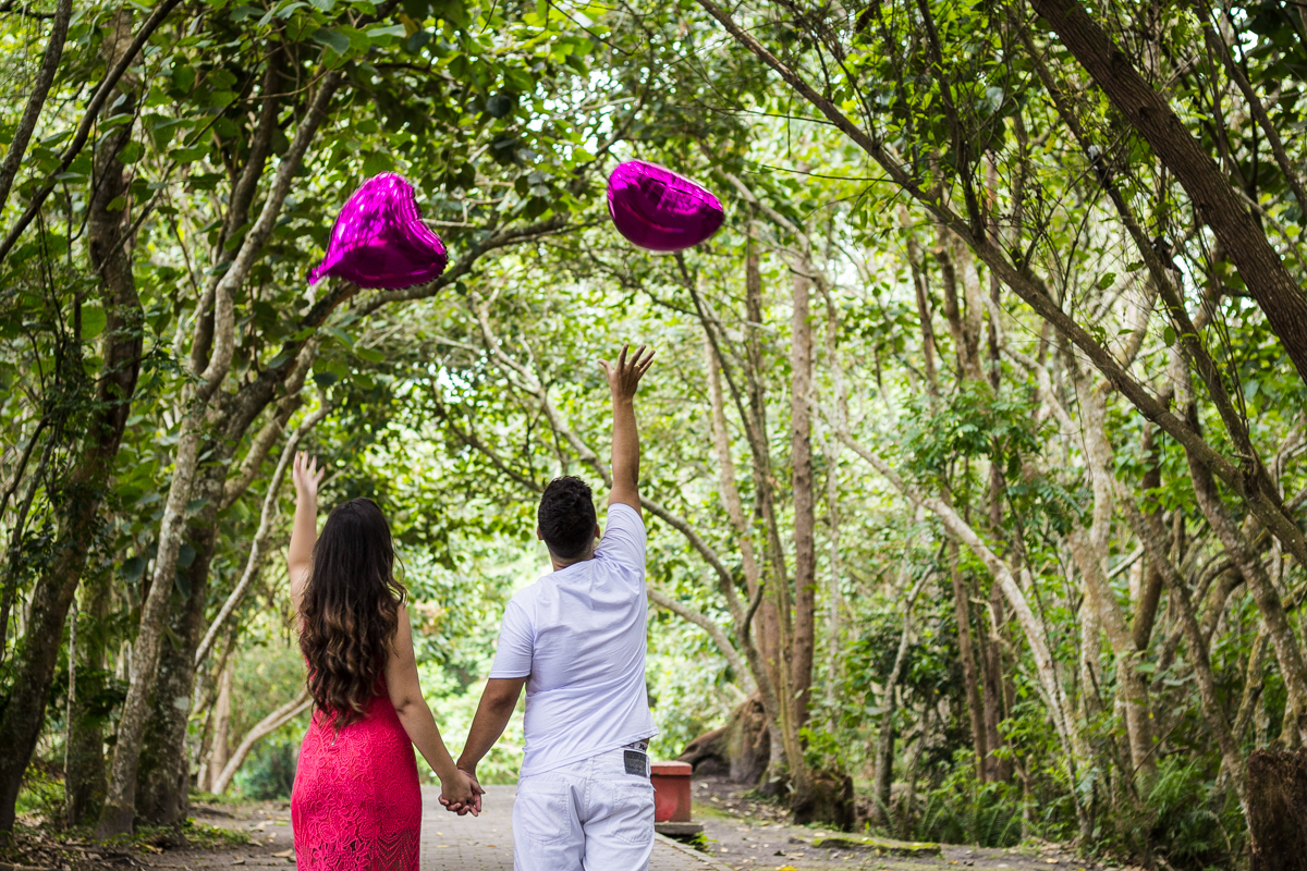 Ensaio-fotográfico-pré-casamento-Mariana-Diego-vestido-longo-vermelho-camisa-bermuda-branca-balão-metalizado-coração-parque-centenário-Mogi das cruzes-SP
