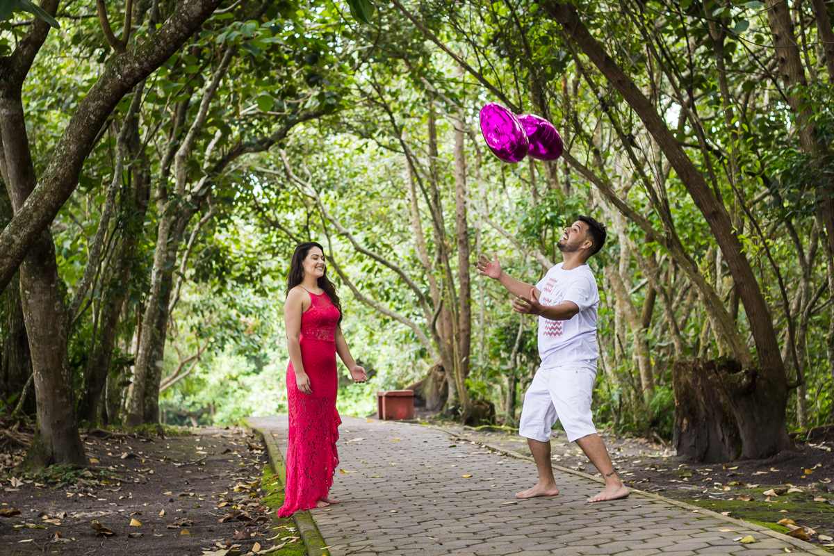 Ensaio-fotográfico-pré-casamento-Mariana-Diego-vestido-longo-vermelho-camisa-bermuda-branca-balão-metalizado-coração-parque-centenário-Mogi das cruzes-SP