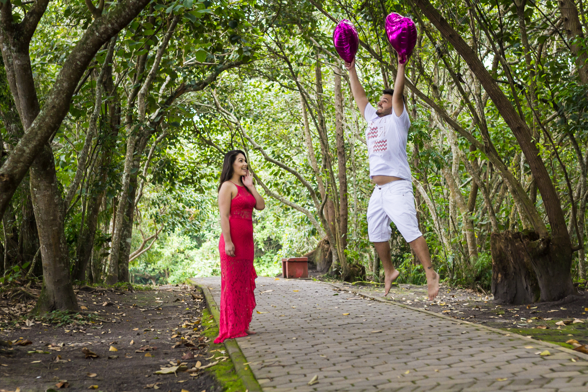 Ensaio-fotográfico-pré-casamento-Mariana-Diego-vestido-longo-vermelho-camisa-bermuda-branca-balão-metalizado-coração-parque-centenário-Mogi das cruzes-SP
