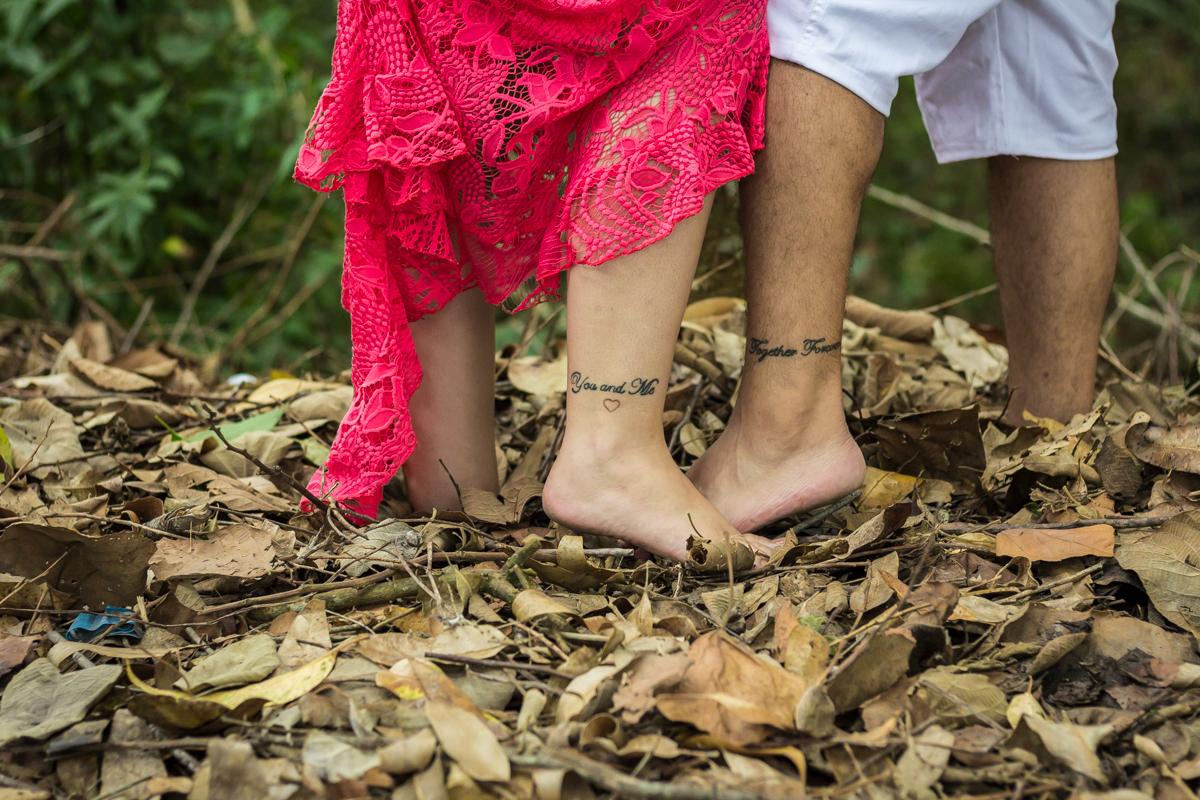 Ensaio-fotográfico-pré-casamento-Mariana-Diego-vestido-longo-vermelho-camisa-bermuda-tatooagem-parque-centenário-Mogi das cruzes-SP