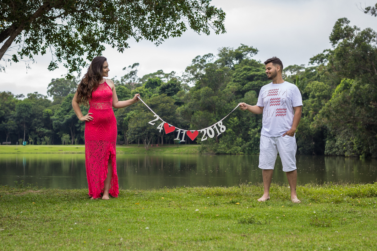 Ensaio-fotográfico-pré-casamento-Mariana-Diego-vestido-longo-vermelho-camisa-bermuda-save-the-date-parque-centenário-Mogi das cruzes-SP