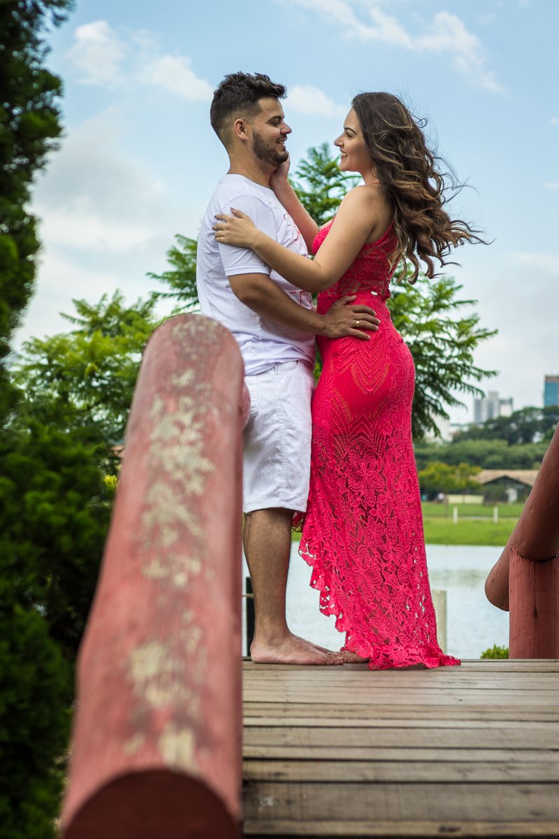 Ensaio-fotográfico-pré-casamento-Mariana-Diego-vestido-longo-vermelho-camisa-bermuda-branca-parque-centenário-Mogi das cruzes-SP