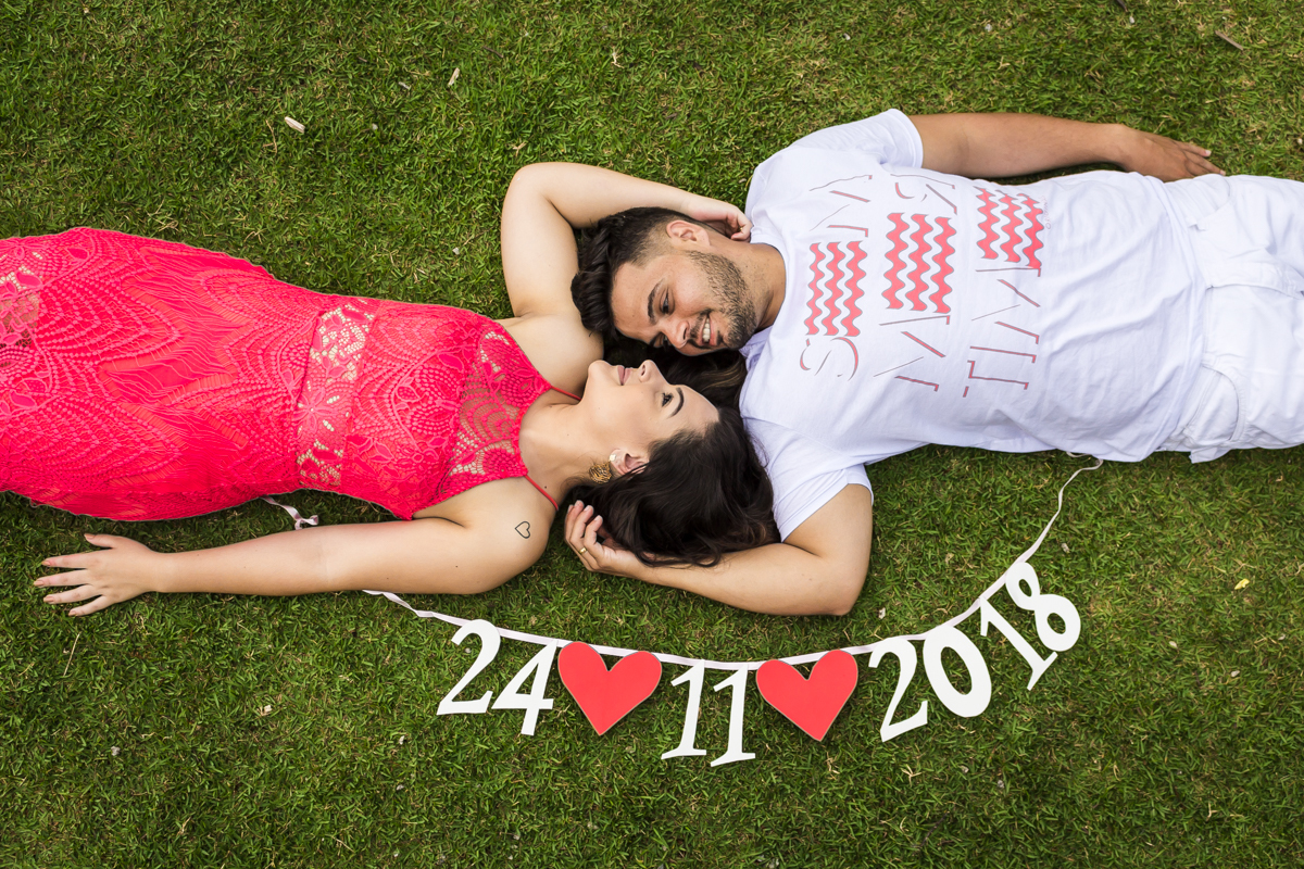 Ensaio-fotográfico-pré-casamento-Mariana-Diego-vestido-longo-vermelho-camisa-bermuda-save-the-date-parque-centenário-Mogi das cruzes-SP