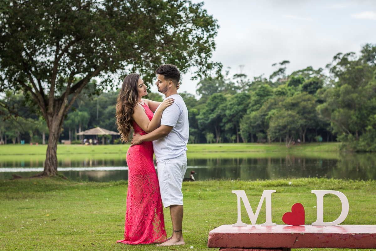 Ensaio-fotográfico-pré-casamento-Mariana-Diego-vestido-longo-vermelho-camisa-bermuda-save-the-date-letra-coração-mdf-parque-centenário-Mogi das cruzes-SP