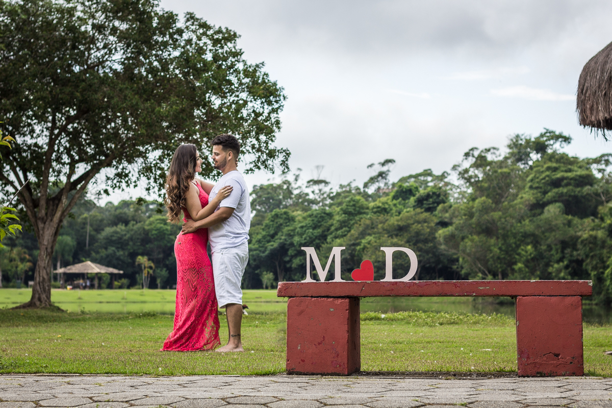 Ensaio-fotográfico-pré-casamento-Mariana-Diego-vestido-longo-vermelho-camisa-bermuda-save-the-date-letra-coração-mdf-parque-centenário-Mogi das cruzes-SP