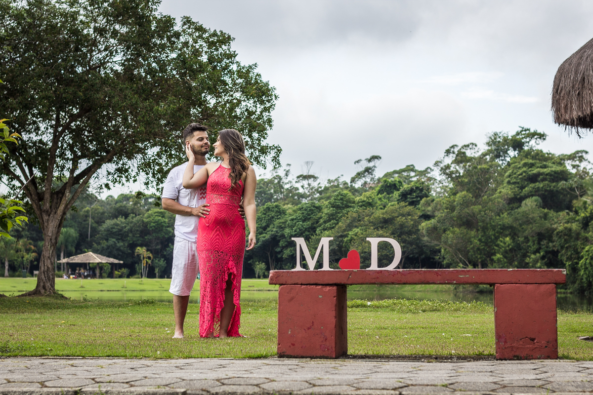 Ensaio-fotográfico-pré-casamento-Mariana-Diego-vestido-longo-vermelho-camisa-bermuda-save-the-date-letra-coração-mdf-parque-centenário-Mogi das cruzes-SP