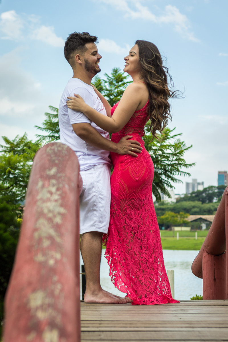 Ensaio-fotográfico-pré-casamento-Mariana-Diego-vestido-longo-vermelho-camisa-bermuda-branca-parque-centenário-Mogi das cruzes-SP