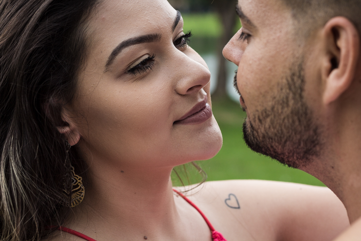 Ensaio-fotográfico-pré-casamento-Mariana-Diego-vestido-longo-vermelho-camisa-bermuda-parque-centenário-Mogi-das-cruzes-SP