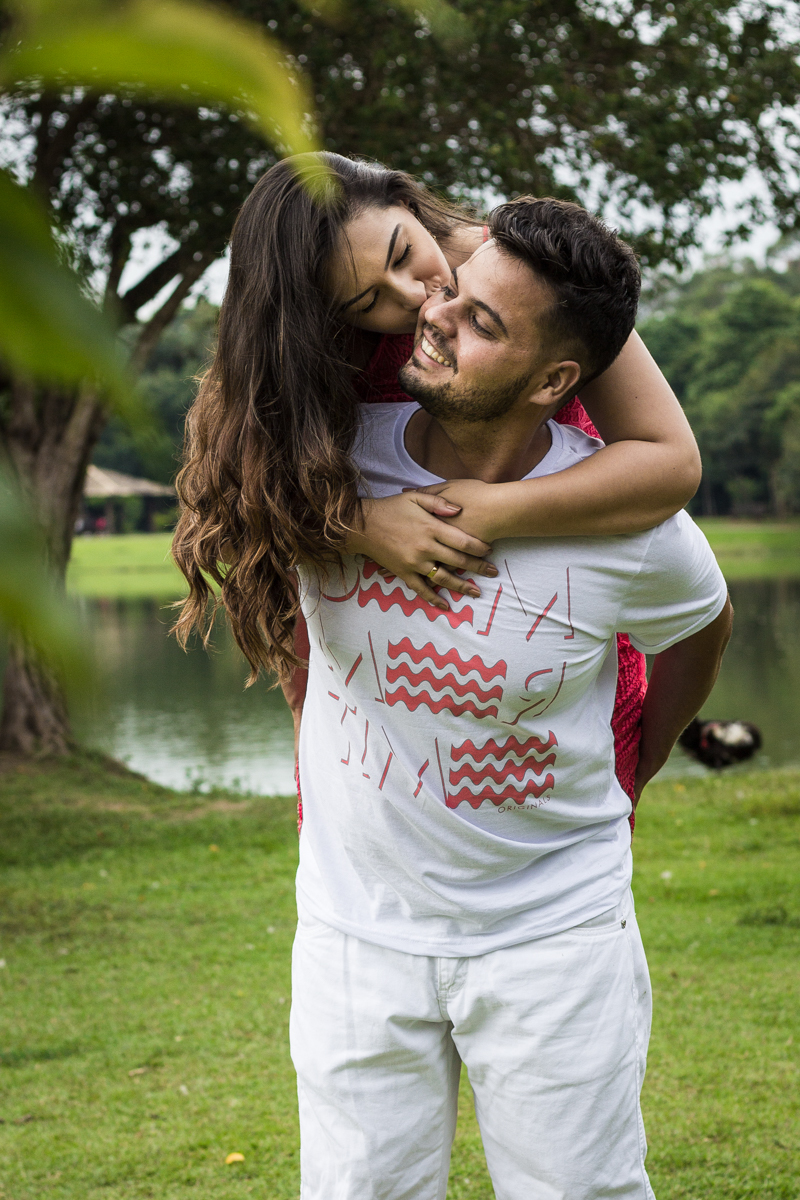 Ensaio-fotográfico-pré-casamento-Mariana-Diego-vestido-longo-vermelho-camisa-bermuda-parque-centenário-Mogi-das-cruzes-SP