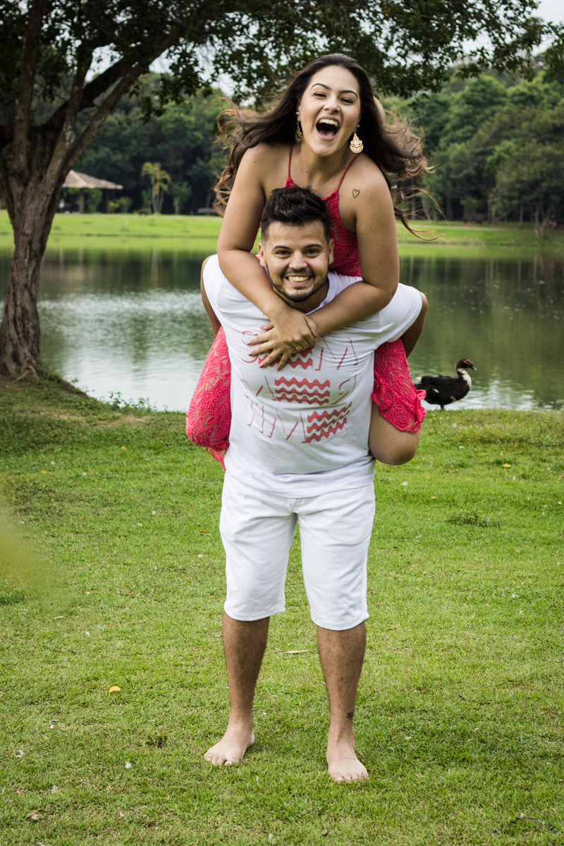Ensaio-fotográfico-pré-casamento-Mariana-Diego-vestido-longo-vermelho-camisa-bermuda-parque-centenário-Mogi-das-cruzes-SP