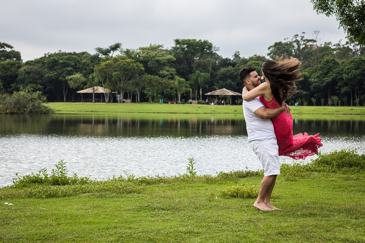 Ensaio-fotográfico-pré-casamento-Mariana-Diego-vestido-longo-vermelho-camisa-bermuda-parque-centenário-Mogi-das-cruzes-SP