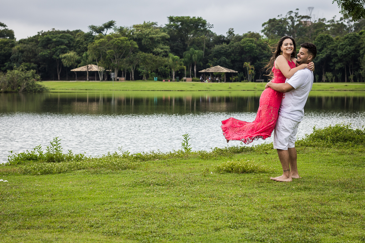 Ensaio-fotográfico-pré-casamento-Mariana-Diego-vestido-longo-vermelho-camisa-bermuda-parque-centenário-Mogi-das-cruzes-SP
