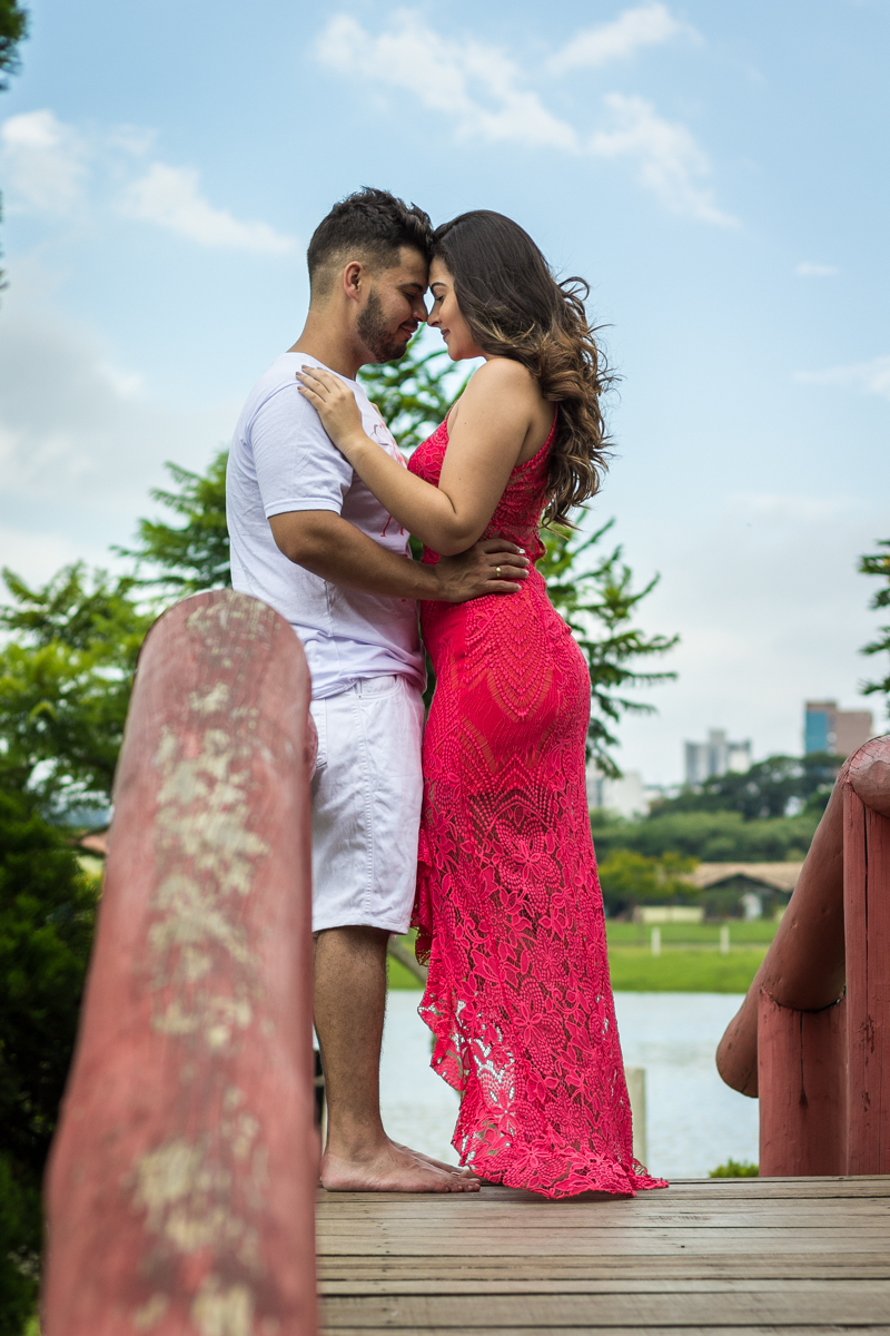 Ensaio-fotográfico-pré-casamento-Mariana-Diego-vestido-longo-vermelho-camisa-bermuda-branca-parque-centenário-Mogi das cruzes-SP