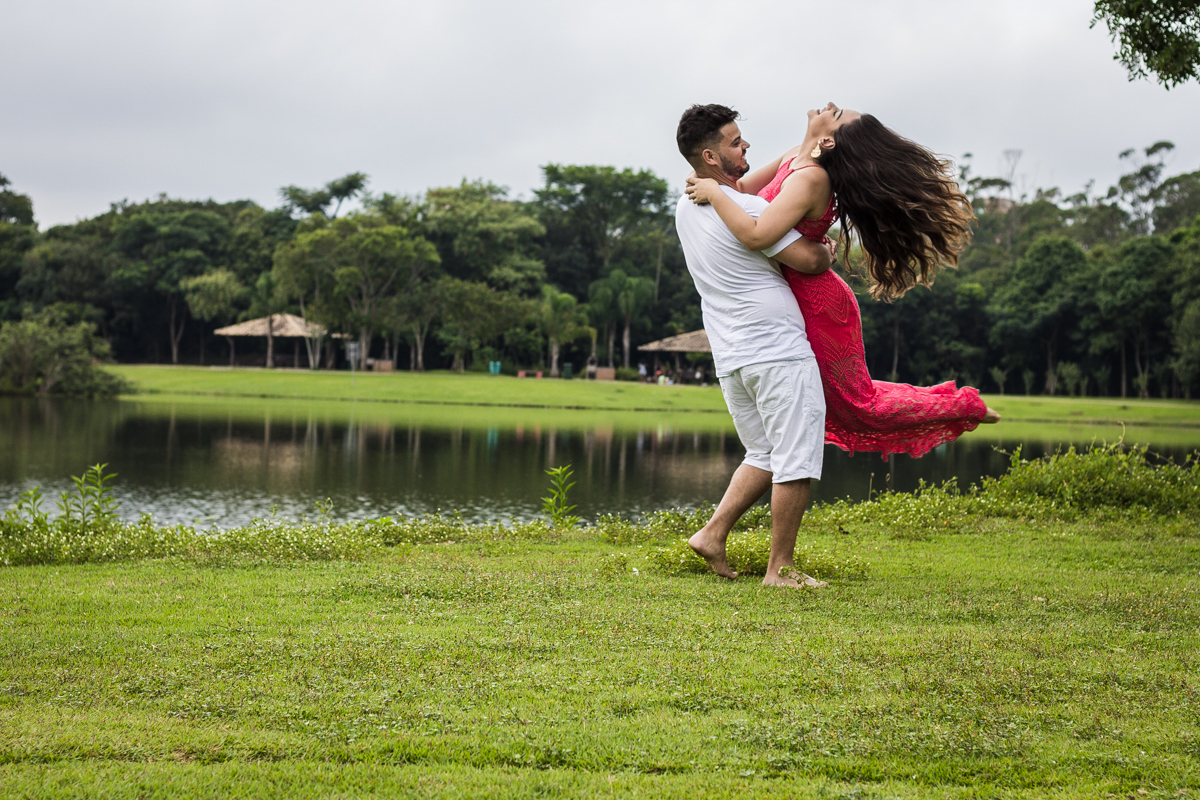 Ensaio-fotográfico-pré-casamento-Mariana-Diego-vestido-longo-vermelho-camisa-bermuda-parque-centenário-Mogi-das-cruzes-SP