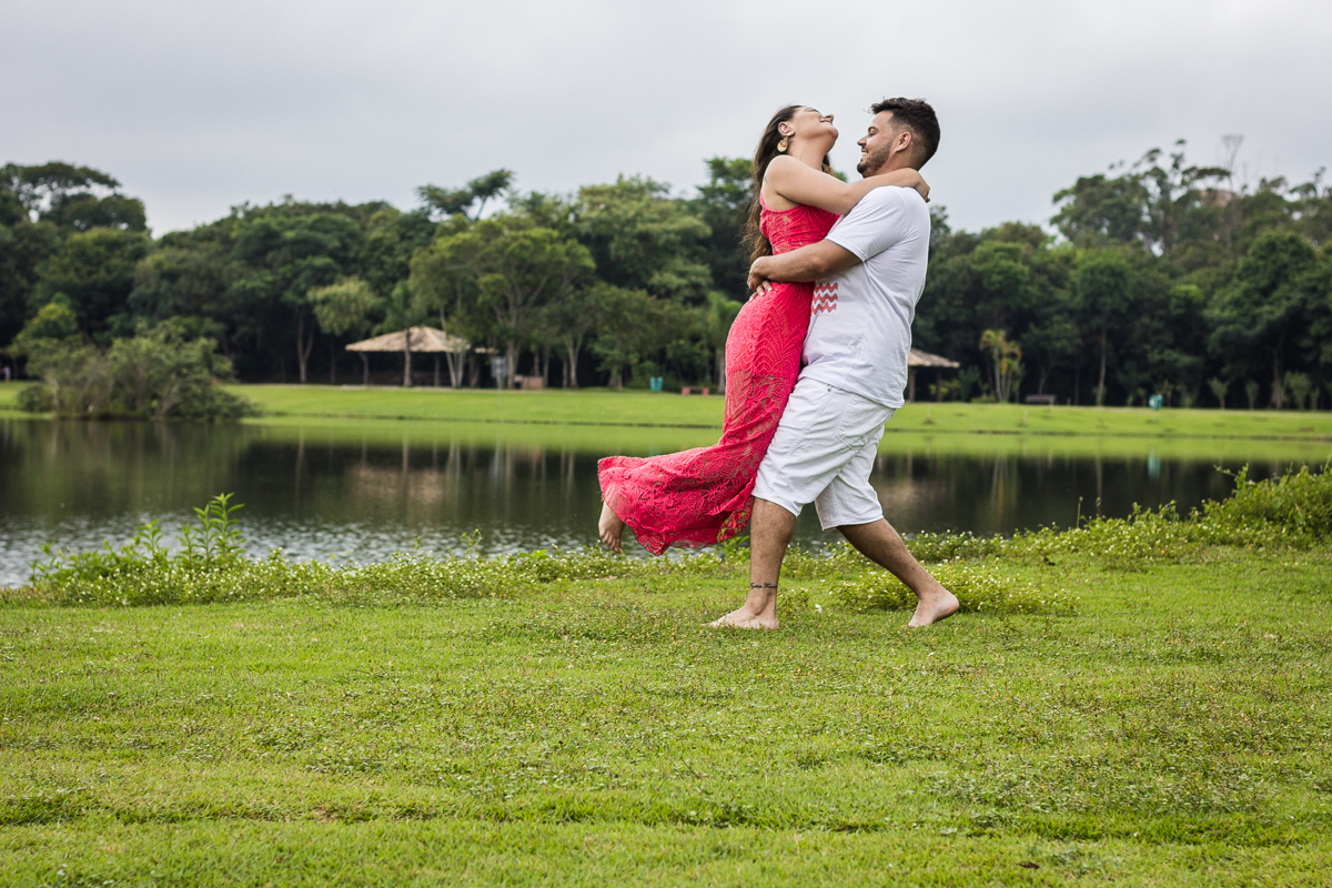 Ensaio-fotográfico-pré-casamento-Mariana-Diego-vestido-longo-vermelho-camisa-bermuda-parque-centenário-Mogi-das-cruzes-SP